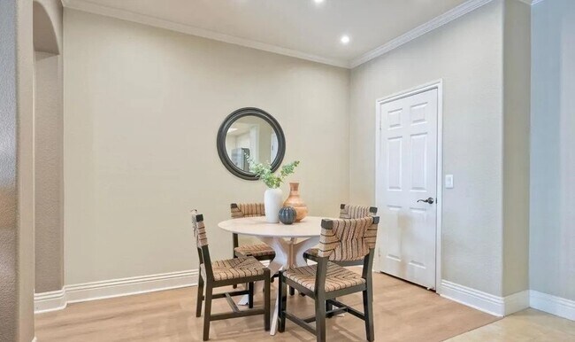 Building Photo - 9253 Regents Rd