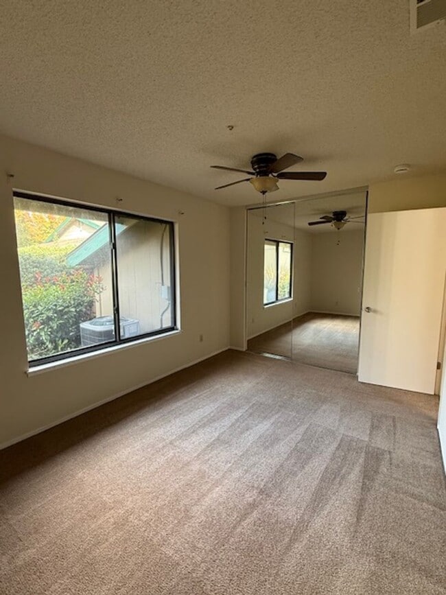 Building Photo - Rare 2 bedroom/1 bathroom Single Story Con...