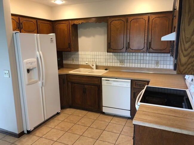 Building Photo - Come check out this roomy Tri-level in a g...