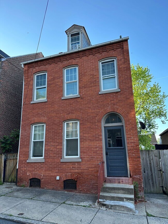 Building Photo - 538 W Vine St