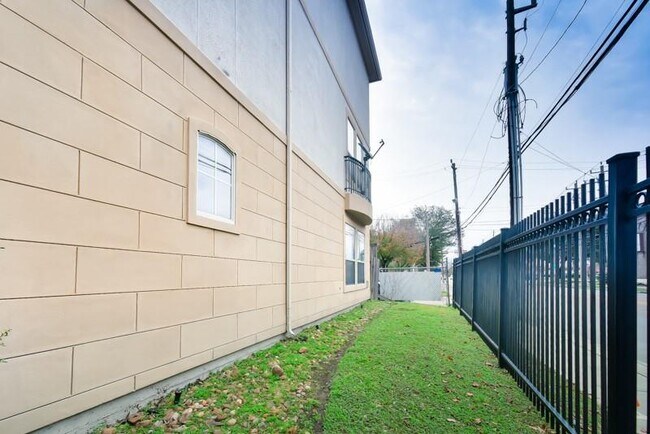 Building Photo - 845 Rosine St