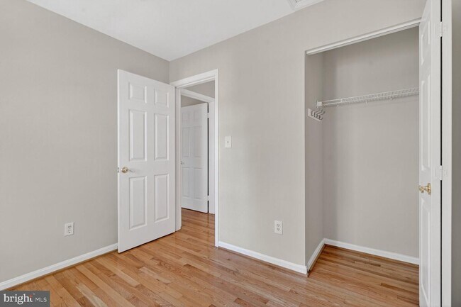 Building Photo - 8 Suncroft Ct