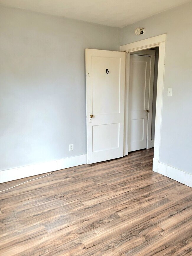 Building Photo - Updated and rent ready...450 Hamilton, Wood River