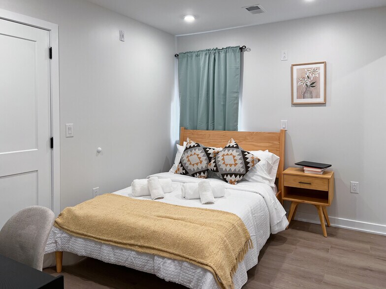 Bedroom 302 - 3814 Hamilton St