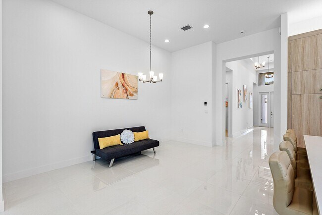 Building Photo - 8330 Essex Country Clb Dr