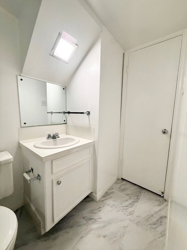 Building Photo - Modern 2/2.5/1 Townhome Across From The Me...