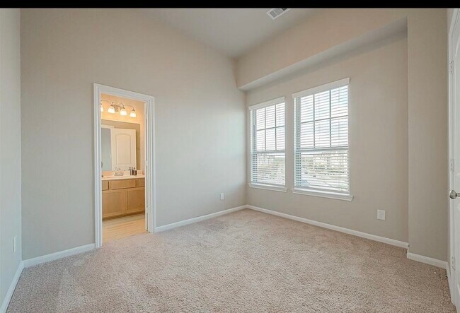 Building Photo - 8700 Laurel Crest Dr