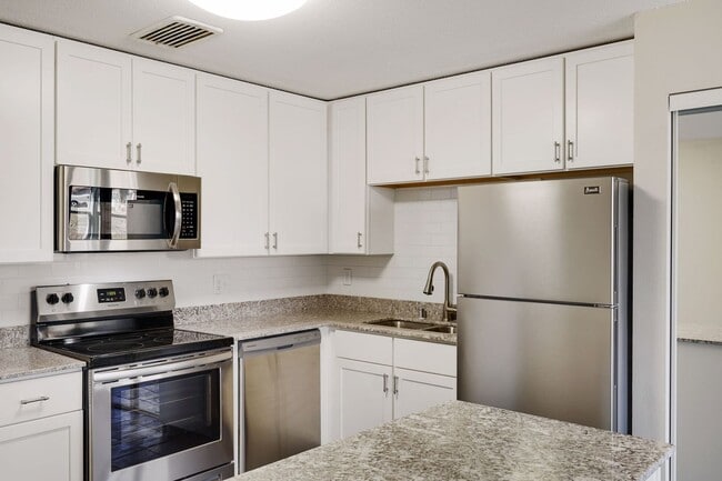Building Photo - Remodeled Garden 2 bedroom