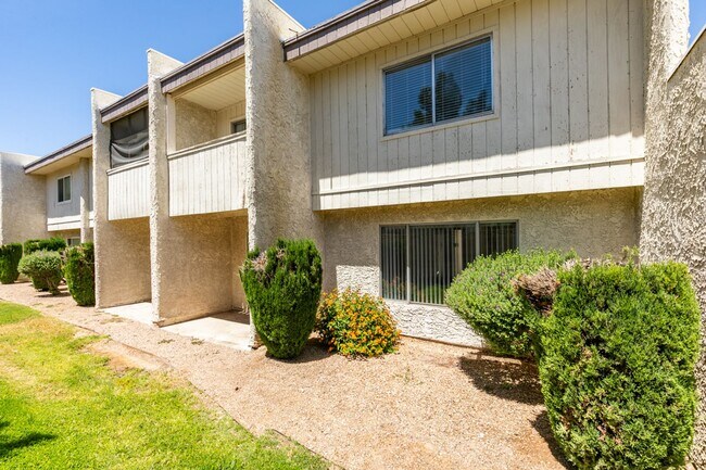 Building Photo - 2 Bedroom Townhome with 2 car attached garage in Henderson