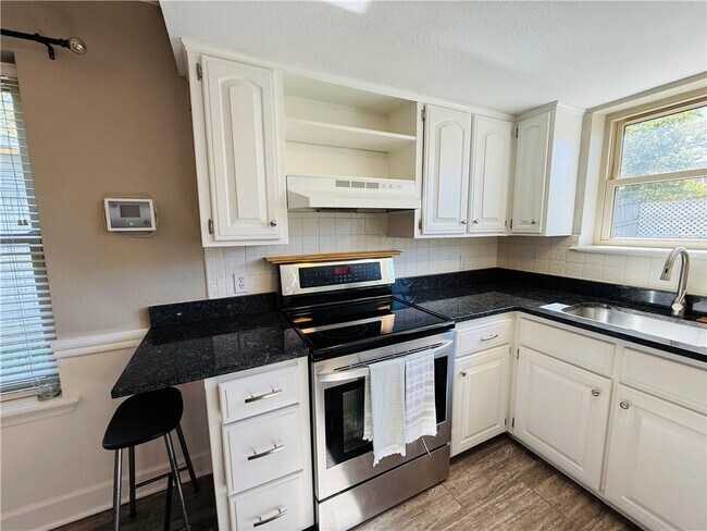 Building Photo - 2714 W Fir St