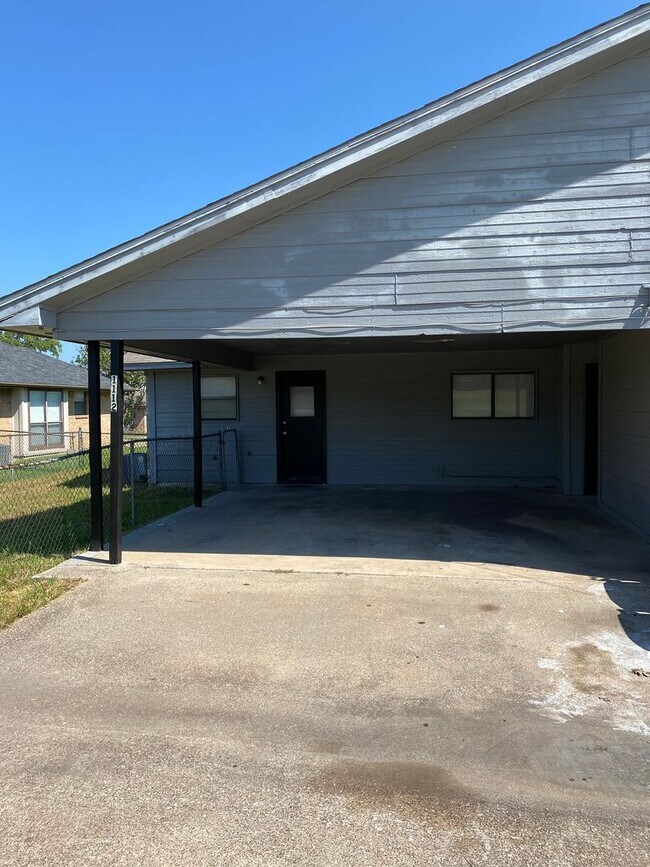 Building Photo - 1112 Valley View Dr