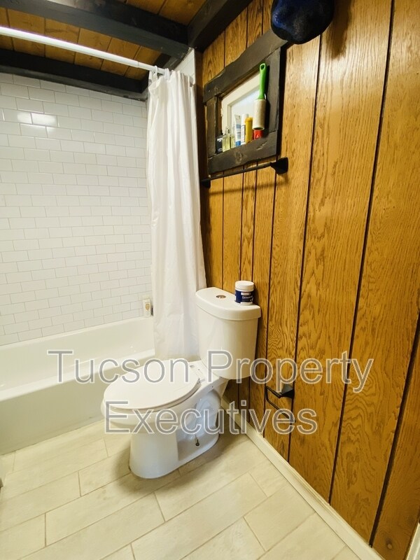 Building Photo - 2126 E Silver St