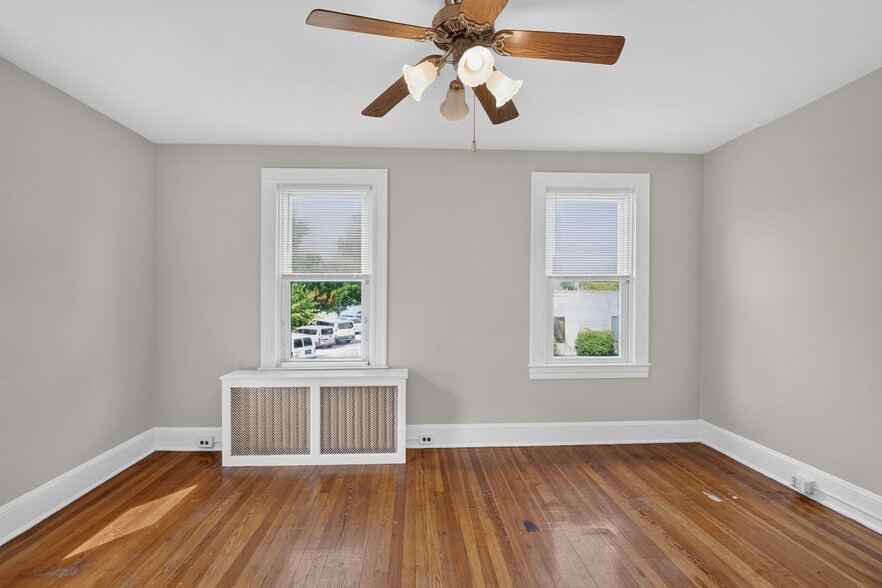 Building Photo - 421 Charter Oak Ave
