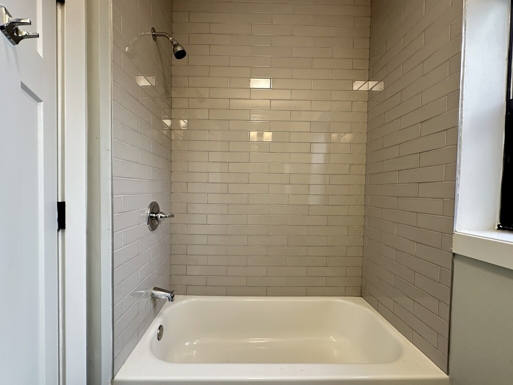Building Photo - 722 W Brompton