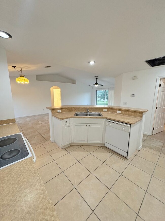 Building Photo - Charming Single-Family Home for Rent in Lehigh Acres