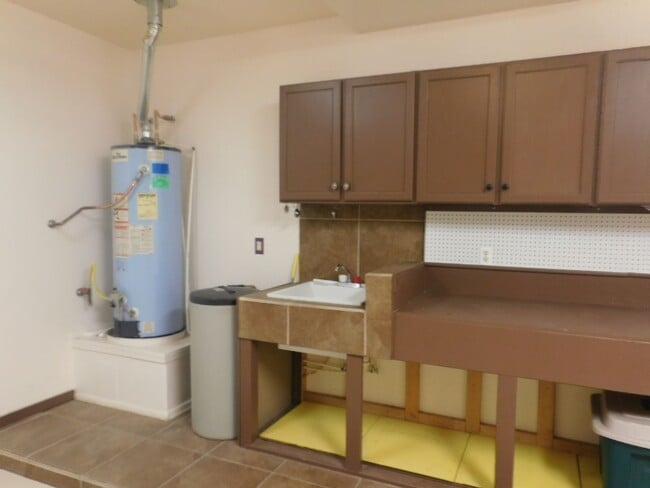 Building Photo - Beautiful 3 bedroom to bath house in the Sonoma Ranch Area.