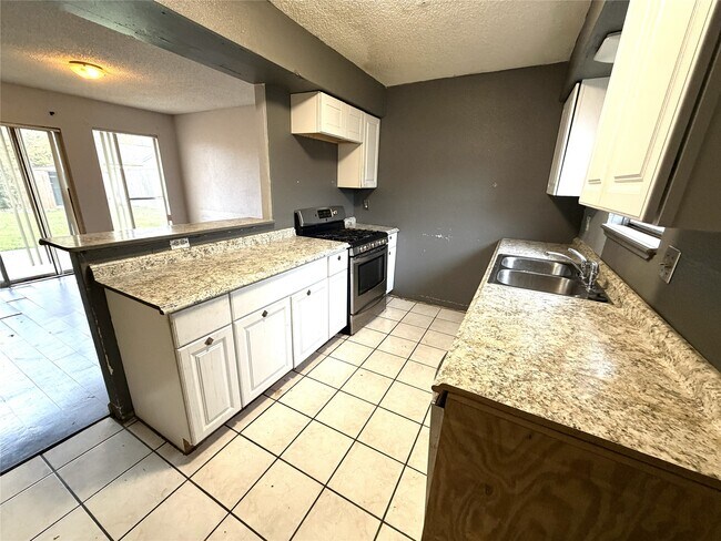 Building Photo - 11315 Paramount Ln