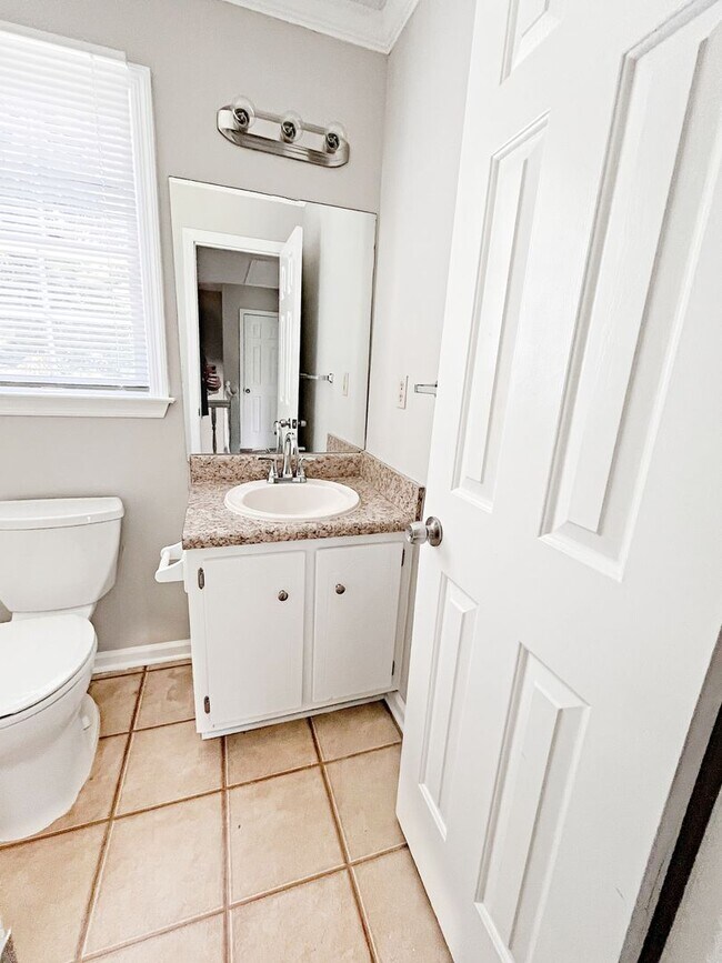 Building Photo - Beautiful 3 Bedroom Home