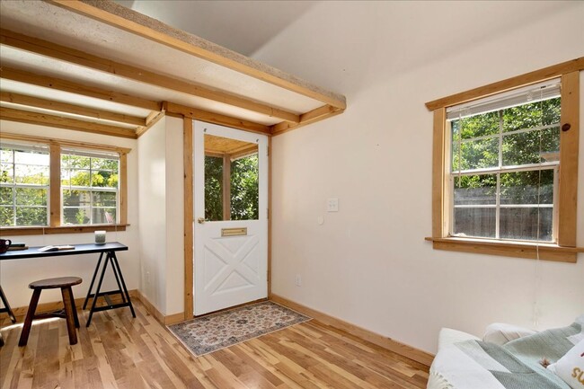 Building Photo - 2 Bedroom Cottage in the North End with to...