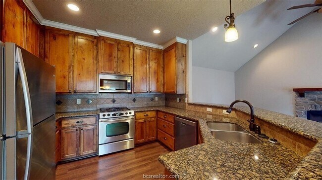 Building Photo - 3925 Devrne Dr