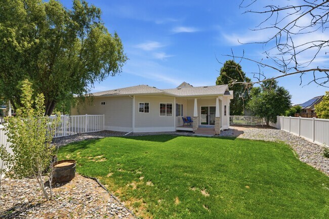 Building Photo - 1285 Claremont Dr