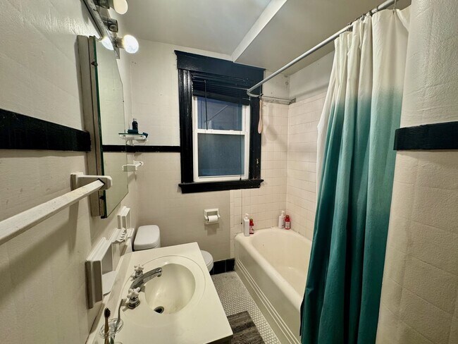 Building Photo - 2430 Fairview Ave