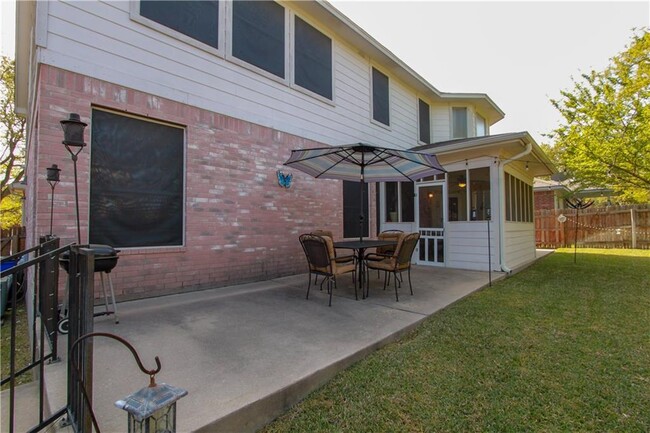 Building Photo - 2301 Zoa Dr