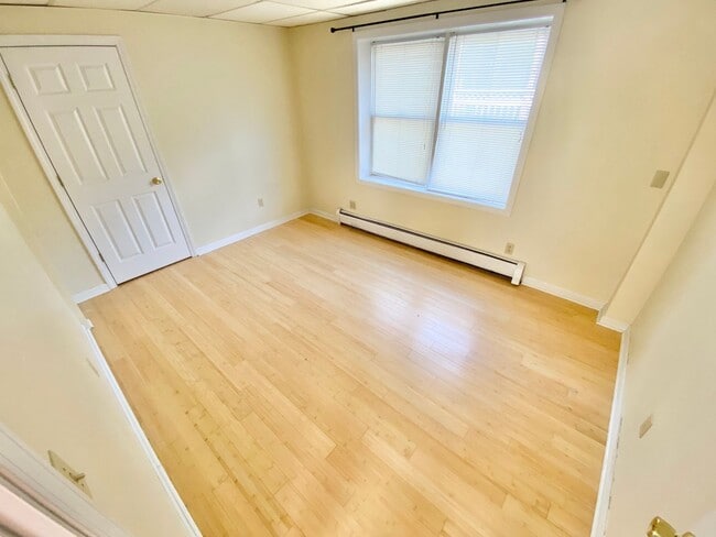 Building Photo - 3 Bedroom in Burlington: LAUNDRY, OFF STREET PARKING, STORAGE, FLEXIBLE LEASE DATES