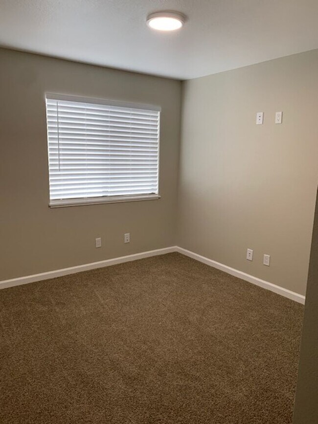 Building Photo - 10801
