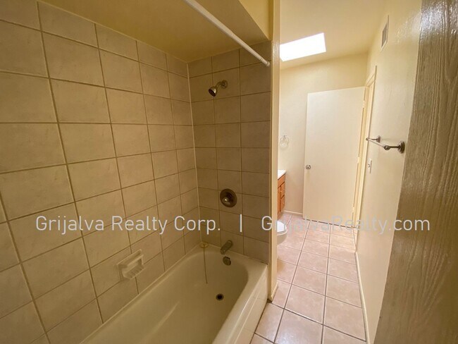 Building Photo - 3411 E Glenn St