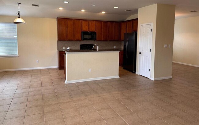 Building Photo - 15008 Fernhill Dr