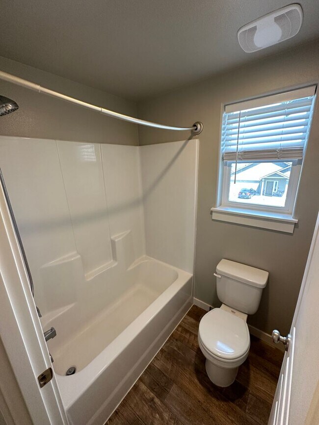 Building Photo - Charming and Modern Redmond Home: Pet-Friendly, Two-Car Garage, and More!