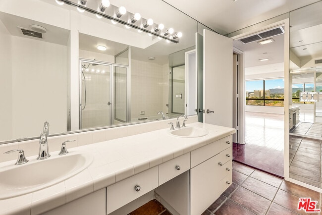 Building Photo - 10551 Wilshire Blvd