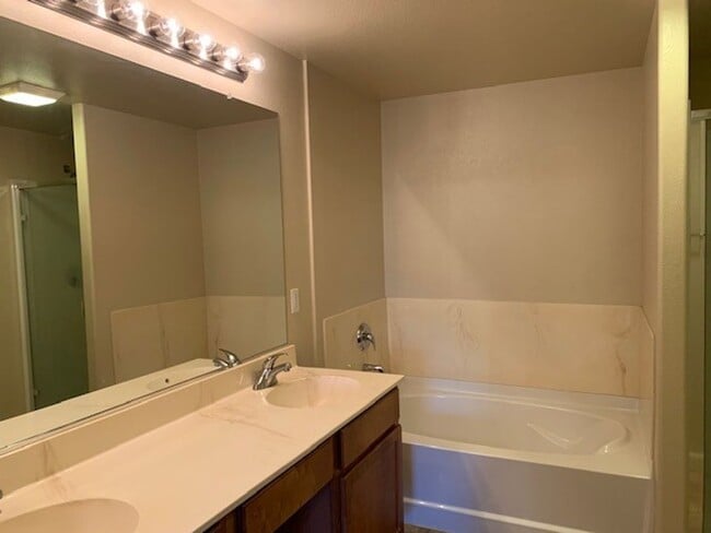 Building Photo - Two Bedroom & Two Bathroom Condo in Syrah at Natomas Park