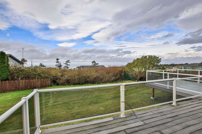 Building Photo - Lovely Home Located Off West Beach with View!