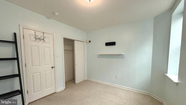 Building Photo - 1551 S Lambert St