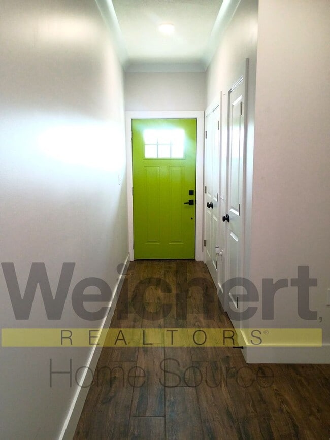 Building Photo - Stylish Downtown 1-Bedroom with Modern Updates