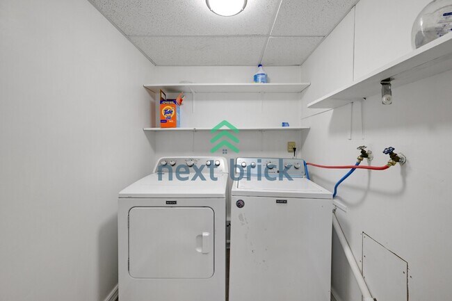 Building Photo - Charming 3-Bedroom Edmonds Home with 2 Full Baths and Spacious 1982 Sq. Ft. Living Space!
