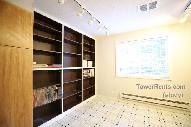 Building Photo - Santa Rosa: 3 bedroom, 2 1/2 bath Home wit...