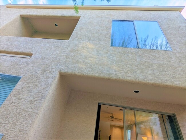 Building Photo - 2241 E Pinchot Ave