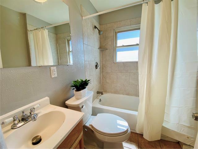 Building Photo - 2114 Dunloe Ave