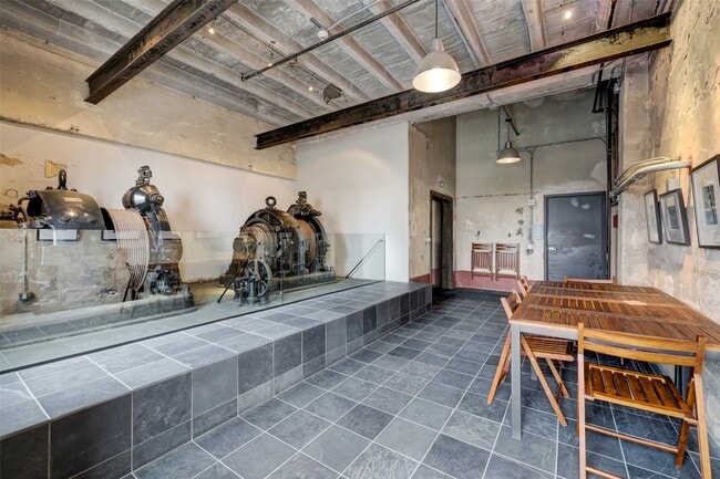 Building Photo - 201 Main St