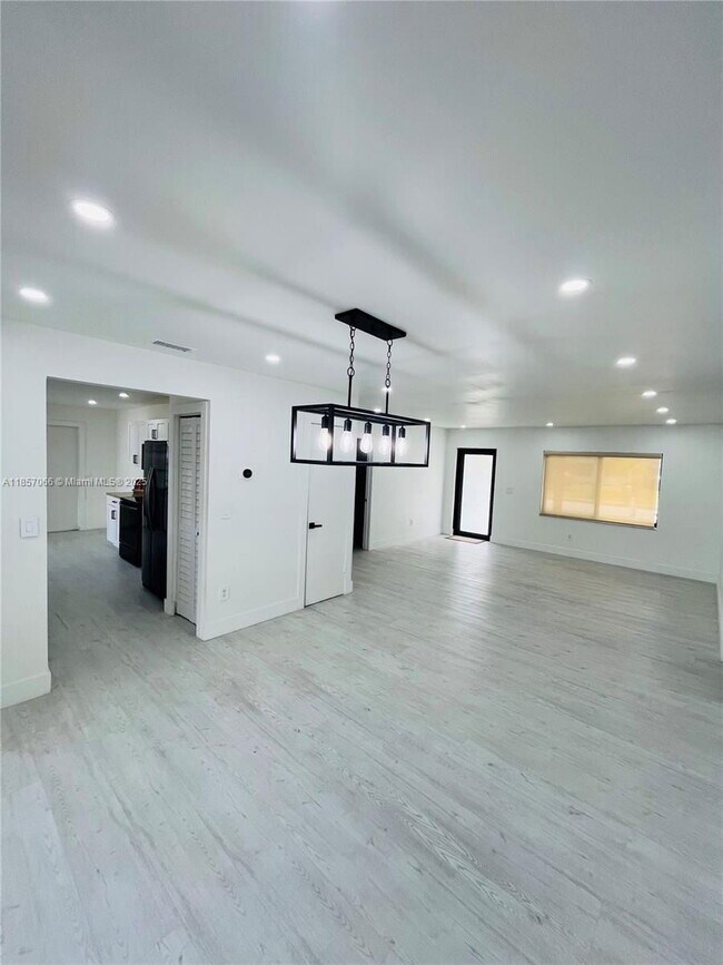 Building Photo - 1707 S Curlew Ln