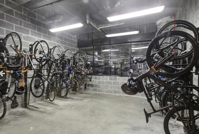 Building Photo - Top Floor 1 bed  + 1 bath Condo in DC // Fantastic Views