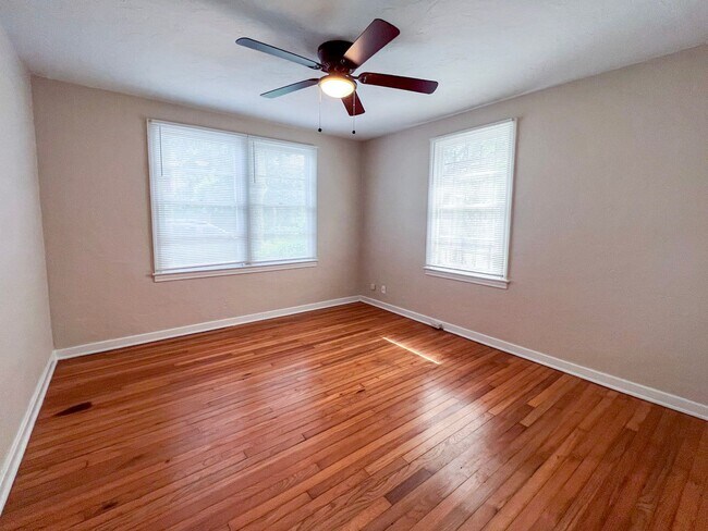 Building Photo - 2/2 House Walking Distance to Campus - Available Fall 2026!