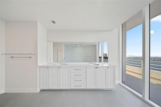 Building Photo - 555 NE 34th St