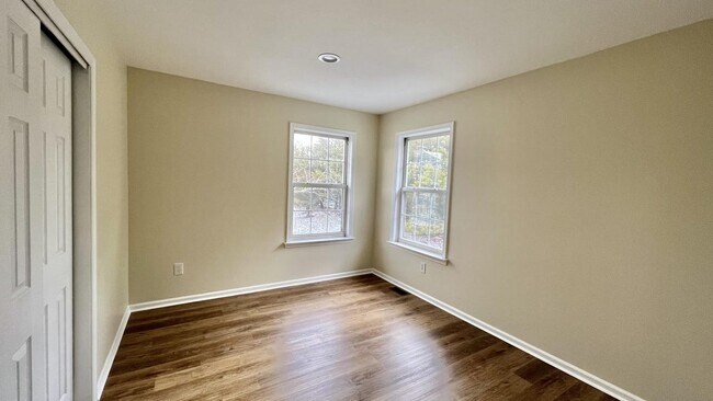 Building Photo - 833 Mariposa Ct