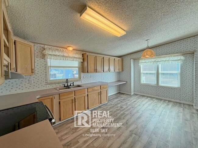 Building Photo - 5641 Columbia Dr