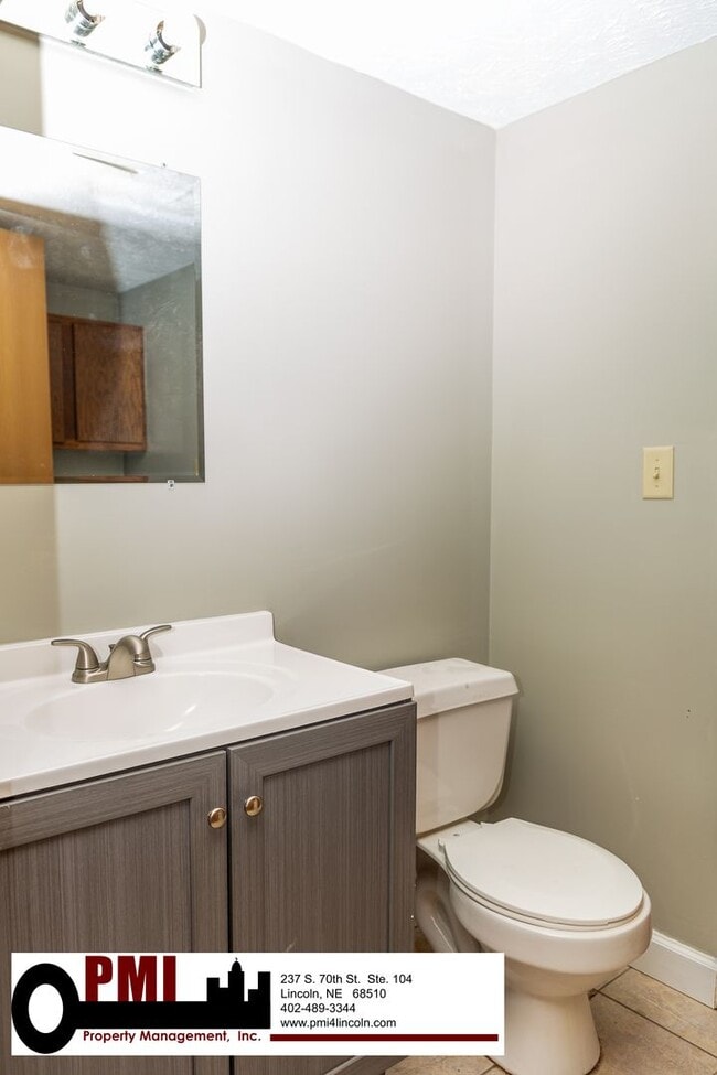 Building Photo - 3 Bedroom and 1.5 bathroom Duplex for rent