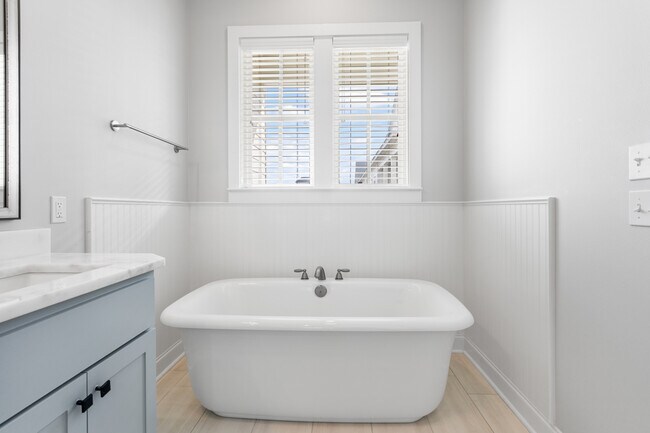 Building Photo - 2048 Perennial Ln